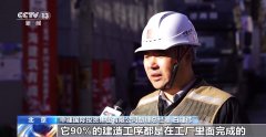 沉型塔吊把一个模块吊拆到预